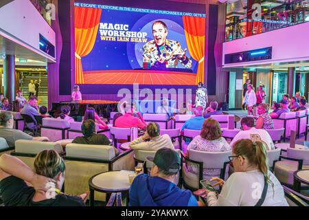 Triest Italien, Norwegian Cruise Line NCL Fluchtschiff, 10-tägiger Reiseverlauf an der Mittelmeer-Adria, im Inneren des Innenraums, Publikum vor der magischen Show ent Stockfoto