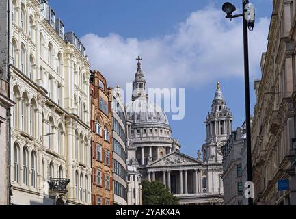 London, Großbritannien - 20. September 2024: St. Paul's Cathedral, nähert sich der Front von der Fleet Street Stockfoto
