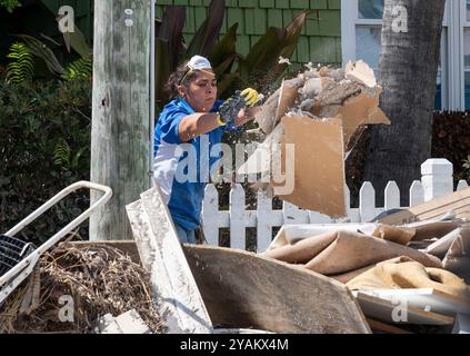 Largo, Usa. Oktober 2024. Die Mülltrash Crews entfernen beschädigte und zerstörte Haushaltswaren während der Säuberung nach dem Hurrikan Helene am Clearwater Beach, 4. Oktober 2024 in Largo, Florida. Quelle: Liz Roll/FEMA/Alamy Live News Stockfoto