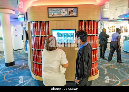 Triest Italien, Norwegian Cruise Line NCL Fluchtschiff, 10-tägige Mittelmeer-Adria Reiseroute, an Bord Innenraum, Personal Crew Mitarbeiter, sal Stockfoto