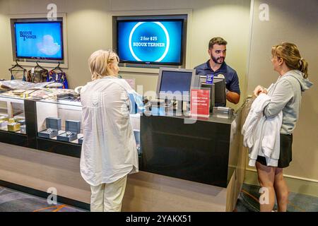 Triest Italien, Norwegian Cruise Line NCL Fluchtschiff, 10-tägige Mittelmeer-Adria Reiseroute, an Bord Innenraum, Personal Crew Mitarbeiter, Mann Stockfoto