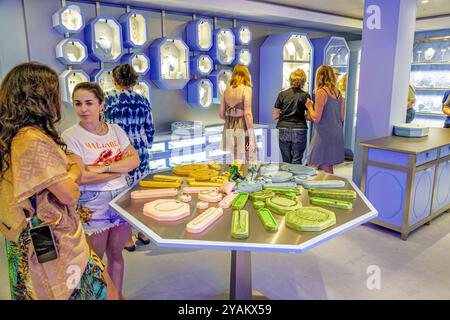 Triest Italien, Norwegian Cruise Line NCL Fluchtschiff, 10-tägige Mittelmeer-Adria-Reiseroute, an Bord im Innenraum, Passagiere Frauen einkaufen, Jewe Stockfoto