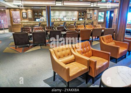 Triest Italien, Norwegian Cruise Line NCL Fluchtschiff, 10-tägiger Reiseroute am Mittelmeer, Innenraum an Bord, leere Tobacco Road Bar Lounge, Stockfoto