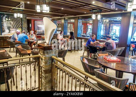 Triest Italien, Norwegian Cruise Line NCL Fluchtschiff, 10-tägige Mittelmeer-Adria-Reiseroute, an Bord im Innenraum, Passagiere Frauen Männer Paare, p Stockfoto