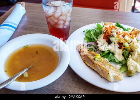Triest Italien, Norwegian Cruise Line NCL Fluchtschiff, 10-tägiger Reiseverlauf an der Mittelmeer-Adria, Innenraum an Bord, Mittagstisch mit Schüssel, Gemüsesou Stockfoto