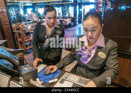 Triest Italien, Norwegian Cruise Line NCL Fluchtschiff, 10-tägige Mittelmeer-Adria Reiseroute, an Bord Innenraum, Personal Crew Worker, ASI Stockfoto