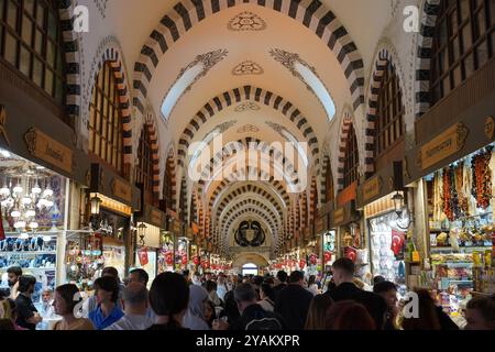 ISTANBUL, TURKIYE - 27. APRIL 2024: Leute, die auf dem Gewürzbasar einkaufen. Der Gewürzbasar ist einer der ältesten Basare in Istanbul. Stockfoto