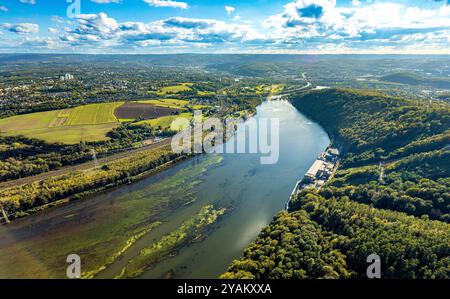 Luftbild, Hengsteysee mit RWE Koepchenwerk, Wasserpest Elodea, Laufwasserkraftwerk Hengstey und Hengsteysee-Brücke Ost historische Sehenswürdigkeiten, Strandhaus Salitos Beach Hengsteysee, Freibad Südufer, Fernsicht und blauer Himmel mit Wolken, Boele, Hagen, Ruhrgebiet, Nordrhein-Westfalen, Deutschland ACHTUNGxMINDESTHONORARx60xEURO *** Luftansicht, Hengsteysee mit RWE Koepchenwerk, Wasserkraftwerk Elodea, Laufwasserkraftwerk Hengstey und Hengsteysee Brücke Ost historischer Anblick, Strandhaus Salitos Beach Hengsteysee, Freibad Südküste, Fernsicht und blauer Himmel mit Wolken, B Stockfoto