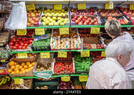 Triest Italien, innen innen, Erzeugnisverkäufer, Obst Gemüse Display Verkauf, Senior Mann Shopping, Tomaten Äpfel Bohnen, Italienisch Europa Europäische EU, Besuch Stockfoto