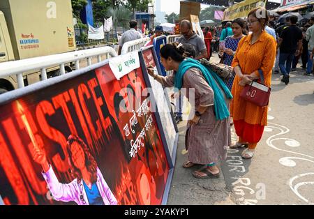 Kalkutta, Indien. Oktober 2024. KALKUTTA, INDIEN - 14. OKTOBER: Unterschriftenkampagne an der Proteststelle, wo junge Ärzte unbegrenzt Hungerstreik fortsetzen und Gerechtigkeit für den ermordeten RG Kar Arzt und Sicherheit für medizinisches Personal in Krankenhäusern in der Esplanade am 14. Oktober 2024 in Kalkutta, Indien fordern. (Foto: Samir Jana/Hindustan Times/SIPA USA) Credit: SIPA USA/Alamy Live News Stockfoto