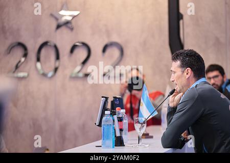 Buenos Aires, Argentinien - 14. Oktober 2024: Lionel Scaloni, Trainer der argentinischen Nationalmannschaft, hält eine Pressekonferenz auf dem Trainingsplatz des Teams in Ezeiza ab. Scaloni sprach vor der bevorstehenden WM-Qualifikation an die Medien und sprach über die Mannschaftsvorbereitungen und die Spielerverfügbarkeit, einschließlich Lionel Messis Rückkehr in den Kader. Der Trainer betonte, wie wichtig es sei, Konzentration und Disziplin beizubehalten, da Argentinien die Qualifikation für die Weltmeisterschaft 2026 sichern will. Foto: UNAR Photo Stockfoto