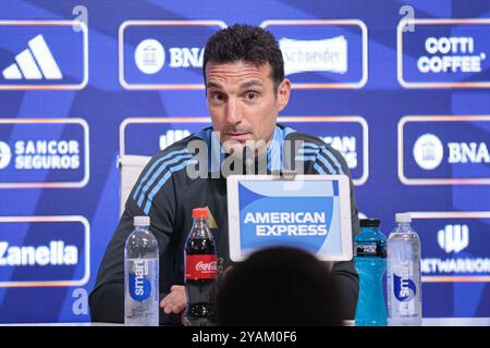 Buenos Aires, Argentinien - 14. Oktober 2024: Lionel Scaloni, Trainer der argentinischen Nationalmannschaft, hält eine Pressekonferenz auf dem Trainingsplatz des Teams in Ezeiza ab. Scaloni sprach vor der bevorstehenden WM-Qualifikation an die Medien und sprach über die Mannschaftsvorbereitungen und die Spielerverfügbarkeit, einschließlich Lionel Messis Rückkehr in den Kader. Der Trainer betonte, wie wichtig es sei, Konzentration und Disziplin beizubehalten, da Argentinien die Qualifikation für die Weltmeisterschaft 2026 sichern will. Foto: UNAR Photo Stockfoto