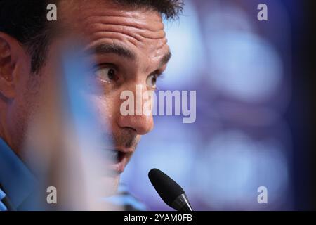 Buenos Aires, Argentinien - 14. Oktober 2024: Lionel Scaloni, Trainer der argentinischen Nationalmannschaft, hält eine Pressekonferenz auf dem Trainingsplatz des Teams in Ezeiza ab. Scaloni sprach vor der bevorstehenden WM-Qualifikation an die Medien und sprach über die Mannschaftsvorbereitungen und die Spielerverfügbarkeit, einschließlich Lionel Messis Rückkehr in den Kader. Der Trainer betonte, wie wichtig es sei, Konzentration und Disziplin beizubehalten, da Argentinien die Qualifikation für die Weltmeisterschaft 2026 sichern will. Foto: UNAR Photo Stockfoto