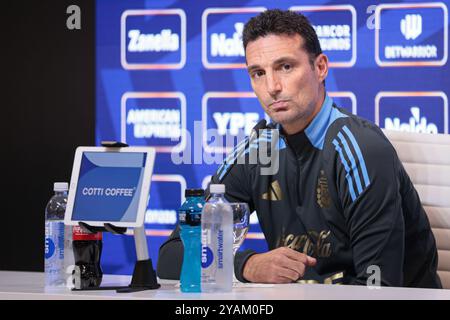 Buenos Aires, Argentinien - 14. Oktober 2024: Lionel Scaloni, Trainer der argentinischen Nationalmannschaft, hält eine Pressekonferenz auf dem Trainingsplatz des Teams in Ezeiza ab. Scaloni sprach vor der bevorstehenden WM-Qualifikation an die Medien und sprach über die Mannschaftsvorbereitungen und die Spielerverfügbarkeit, einschließlich Lionel Messis Rückkehr in den Kader. Der Trainer betonte, wie wichtig es sei, Konzentration und Disziplin beizubehalten, da Argentinien die Qualifikation für die Weltmeisterschaft 2026 sichern will. Foto: UNAR Photo Stockfoto
