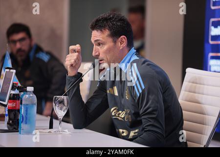 Buenos Aires, Argentinien - 14. Oktober 2024: Lionel Scaloni, Trainer der argentinischen Nationalmannschaft, hält eine Pressekonferenz auf dem Trainingsplatz des Teams in Ezeiza ab. Scaloni sprach vor der bevorstehenden WM-Qualifikation an die Medien und sprach über die Mannschaftsvorbereitungen und die Spielerverfügbarkeit, einschließlich Lionel Messis Rückkehr in den Kader. Der Trainer betonte, wie wichtig es sei, Konzentration und Disziplin beizubehalten, da Argentinien die Qualifikation für die Weltmeisterschaft 2026 sichern will. Foto: UNAR Photo Stockfoto