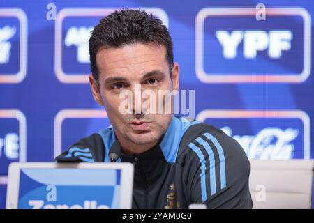 Buenos Aires, Argentinien - 14. Oktober 2024: Lionel Scaloni, Trainer der argentinischen Nationalmannschaft, hält eine Pressekonferenz auf dem Trainingsplatz des Teams in Ezeiza ab. Scaloni sprach vor der bevorstehenden WM-Qualifikation an die Medien und sprach über die Mannschaftsvorbereitungen und die Spielerverfügbarkeit, einschließlich Lionel Messis Rückkehr in den Kader. Der Trainer betonte, wie wichtig es sei, Konzentration und Disziplin beizubehalten, da Argentinien die Qualifikation für die Weltmeisterschaft 2026 sichern will. Foto: UNAR Photo Stockfoto