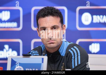 Buenos Aires, Argentinien - 14. Oktober 2024: Lionel Scaloni, Trainer der argentinischen Nationalmannschaft, hält eine Pressekonferenz auf dem Trainingsplatz des Teams in Ezeiza ab. Scaloni sprach vor der bevorstehenden WM-Qualifikation an die Medien und sprach über die Mannschaftsvorbereitungen und die Spielerverfügbarkeit, einschließlich Lionel Messis Rückkehr in den Kader. Der Trainer betonte, wie wichtig es sei, Konzentration und Disziplin beizubehalten, da Argentinien die Qualifikation für die Weltmeisterschaft 2026 sichern will. Foto: UNAR Photo Stockfoto
