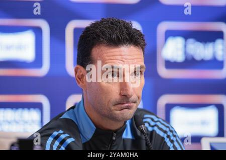 Buenos Aires, Argentinien - 14. Oktober 2024: Lionel Scaloni, Trainer der argentinischen Nationalmannschaft, hält eine Pressekonferenz auf dem Trainingsplatz des Teams in Ezeiza ab. Scaloni sprach vor der bevorstehenden WM-Qualifikation an die Medien und sprach über die Mannschaftsvorbereitungen und die Spielerverfügbarkeit, einschließlich Lionel Messis Rückkehr in den Kader. Der Trainer betonte, wie wichtig es sei, Konzentration und Disziplin beizubehalten, da Argentinien die Qualifikation für die Weltmeisterschaft 2026 sichern will. Foto: UNAR Photo Stockfoto