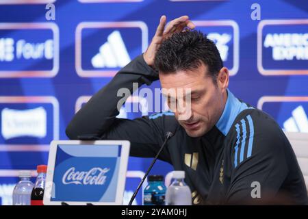 Buenos Aires, Argentinien - 14. Oktober 2024: Lionel Scaloni, Trainer der argentinischen Nationalmannschaft, hält eine Pressekonferenz auf dem Trainingsplatz des Teams in Ezeiza ab. Scaloni sprach vor der bevorstehenden WM-Qualifikation an die Medien und sprach über die Mannschaftsvorbereitungen und die Spielerverfügbarkeit, einschließlich Lionel Messis Rückkehr in den Kader. Der Trainer betonte, wie wichtig es sei, Konzentration und Disziplin beizubehalten, da Argentinien die Qualifikation für die Weltmeisterschaft 2026 sichern will. Foto: UNAR Photo Stockfoto