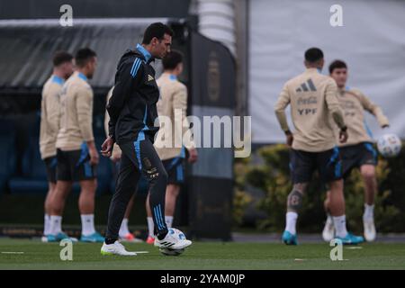 Buenos Aires, Argentinien - 14. Oktober 2024: Lionel Messi trainierte normal mit der argentinischen Nationalmannschaft. Der Stürmer trägt das Trikot wieder auf dem Heimweg, nachdem er das vorherige Spiel im Monumental Stadium verpasst hatte, nachdem er bereits gegen Venezuela auswärts gespielt hatte. Foto: UNAR Photo Stockfoto