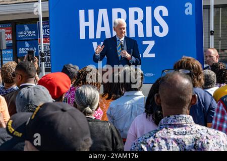 Columbus, Georgia, USA. Oktober 2024. Der ehemalige US-Präsident Bill Clinton spricht während seines Wahlkampfes für Kamala Harris/Tim Walz während des Besuchs des Democratic Coordinated Campaign Office in Columbus, Georgia, am Montag, den 14. Oktober 2024. (Foto: Phil Mistry / PHIL FOTO) Credit: Phil Mistry/Alamy Live News Stockfoto