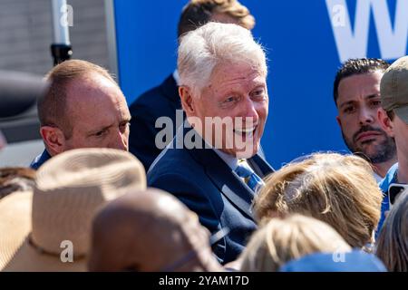 Columbus, Georgia, USA. Oktober 2024. Der ehemalige US-Präsident Bill Clinton begrüßt seine Unterstützer während des Wahlkampfes für Kamala Harris/Tim Walz während des Besuchs des Democratic Coordinated Campaign Office in Columbus, Georgia, am Montag, den 14. Oktober 2024. (Foto: Phil Mistry / PHIL FOTO) Credit: Phil Mistry/Alamy Live News Stockfoto