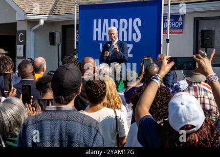 Columbus, Georgia, USA. Oktober 2024. Der ehemalige US-Präsident Bill Clinton spricht während seines Wahlkampfes für Kamala Harris/Tim Walz während des Besuchs des Democratic Coordinated Campaign Office in Columbus, Georgia, am Montag, den 14. Oktober 2024. (Foto: Phil Mistry / PHIL FOTO) Credit: Phil Mistry/Alamy Live News Stockfoto