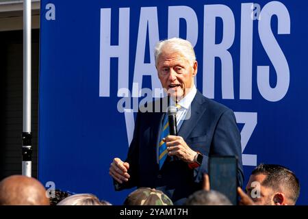 Columbus, Georgia, USA. Oktober 2024. Der ehemalige US-Präsident Bill Clinton spricht während seines Wahlkampfes für Kamala Harris/Tim Walz während des Besuchs des Democratic Coordinated Campaign Office in Columbus, Georgia, am Montag, den 14. Oktober 2024. (Foto: Phil Mistry / PHIL FOTO) Credit: Phil Mistry/Alamy Live News Stockfoto