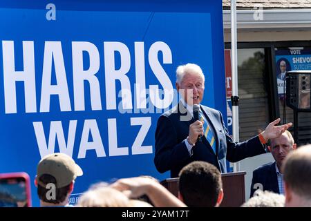 Columbus, Georgia, USA. Oktober 2024. Der ehemalige US-Präsident Bill Clinton spricht während seines Wahlkampfes für Kamala Harris/Tim Walz während des Besuchs des Democratic Coordinated Campaign Office in Columbus, Georgia, am Montag, den 14. Oktober 2024. (Foto: Phil Mistry / PHIL FOTO) Credit: Phil Mistry/Alamy Live News Stockfoto