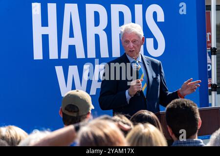 Columbus, Georgia, USA. Oktober 2024. Der ehemalige US-Präsident Bill Clinton spricht während seines Wahlkampfes für Kamala Harris/Tim Walz während des Besuchs des Democratic Coordinated Campaign Office in Columbus, Georgia, am Montag, den 14. Oktober 2024. (Foto: Phil Mistry / PHIL FOTO) Credit: Phil Mistry/Alamy Live News Stockfoto