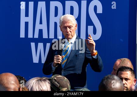 Columbus, Georgia, USA. Oktober 2024. Der ehemalige US-Präsident Bill Clinton spricht während seines Wahlkampfes für Kamala Harris/Tim Walz während des Besuchs des Democratic Coordinated Campaign Office in Columbus, Georgia, am Montag, den 14. Oktober 2024. (Foto: Phil Mistry / PHIL FOTO) Credit: Phil Mistry/Alamy Live News Stockfoto