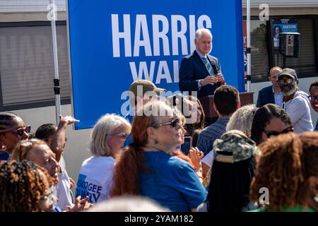 Columbus, Georgia, USA. Oktober 2024. Der ehemalige US-Präsident Bill Clinton spricht während seines Wahlkampfes für Kamala Harris/Tim Walz während des Besuchs des Democratic Coordinated Campaign Office in Columbus, Georgia, am Montag, den 14. Oktober 2024. (Foto: Phil Mistry / PHIL FOTO) Credit: Phil Mistry/Alamy Live News Stockfoto