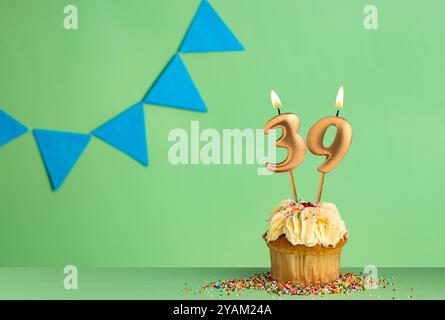 Geburtstagskarte mit der Zahl 39 Kerze - Cupcake auf grünem Hintergrund mit blauen Wimpeln. Stockfoto