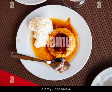 Pudding Dessert Flan mit Karamellsauce und Schlagsahne Stockfoto