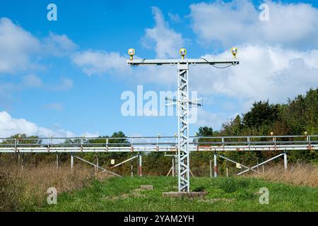 Annäherungsbeleuchtung auf einem Feld am Ende einer Start- und Landebahn des Flughafens Stockfoto