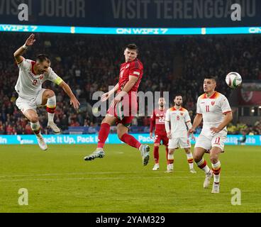 Cardiff, UK, 14 Oct 2024 Mark Harris (R) aus Wales Stefan Mugosa aus Montenegro während der UEFA Nations League Wales gegen Montenegro 2025 im Cardiff City Stadium Cardiff Vereinigtes Königreich am 14. Oktober 2024 Graham Glendinning / Alamy Live News Stockfoto