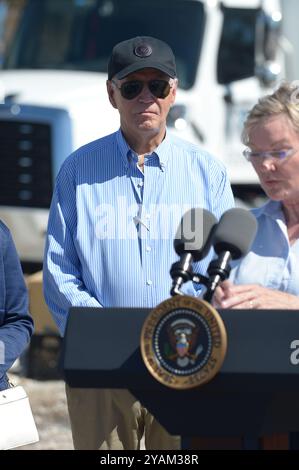 St Pete Beach, Florida, USA. Oktober 2024. US-Präsident Joe Biden spricht mit den Medien nach einem Rundgang über die Schäden, die der Hurrikan Milton am 13. Oktober 2024 in St Pete Beach, Florida, verursacht hatte. Biden besuchte das Gebiet, da es mit Wirbelstürmen zu tun hat, die große Schäden angerichtet haben. Quelle: Mpi10/Media Punch/Alamy Live News Stockfoto