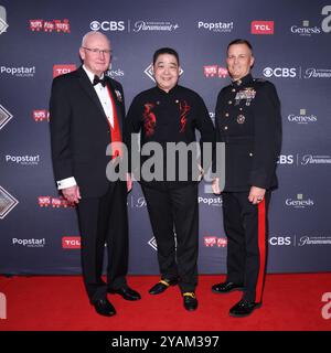 Burbank, Kalifornien, USA. Oktober 2024. Leutnant General James Laster, U.S. Marine Corps (im Ruhestand), TV-Moderator Joey Zhou, Gründer der Los Angeles Beverly Arts (LABA), und Major General Len Anderson, U.S. Marine Corps, nahm an den Dreharbeiten der 27. Family Film Awards in Burbank, Kalifornien Teil. Quelle: Sheri Determan Stockfoto