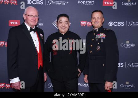 Burbank, Kalifornien, USA. Oktober 2024. Leutnant General James Laster, U.S. Marine Corps (im Ruhestand), TV-Moderator Joey Zhou, Gründer der Los Angeles Beverly Arts (LABA), und Major General Len Anderson, U.S. Marine Corps, nahm an den Dreharbeiten der 27. Family Film Awards in Burbank, Kalifornien Teil. Quelle: Sheri Determan Stockfoto