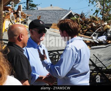 St Pete Beach, Florida, USA. Oktober 2024. US-Präsident Joe Biden begrüßt Regierungsbeamte während einer Tour durch die Schäden, die durch Hurrikan Helene und Milton in St Pete Beach, Florida verursacht wurden. Biden besuchte das Gebiet, da es mit Wirbelstürmen zu tun hat, die große Schäden angerichtet haben. Quelle: Mpi10/Media Punch/Alamy Live News Stockfoto