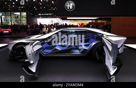 Paris, Frankreich. Oktober 2024. Besucher besuchen den Pariser Automobilsalon 2024 in Paris, Frankreich, am 14. Oktober 2024. Der Pariser Automobilsalon 2024 startete hier am Montag, der voraussichtlich 500.000 Besucher an sieben Tagen anlocken wird. Quelle: Gao Jing/Xinhua/Alamy Live News Stockfoto