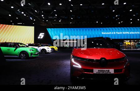 Paris, Frankreich. Oktober 2024. Der Renault Pavillon wird auf dem Pariser Automobilsalon 2024 in Paris, Frankreich, am 14. Oktober 2024 gezeigt. Der Pariser Automobilsalon 2024 startete hier am Montag, der voraussichtlich 500.000 Besucher an sieben Tagen anlocken wird. Quelle: Gao Jing/Xinhua/Alamy Live News Stockfoto