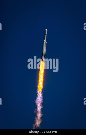 Merritt Island, USA. Oktober 2024. SpaceX startet am 14. Oktober 2024 den Europa Clipper der NASA auf einer Falcon Heavy Rakete vom Kennedy Space Center in Merritt Island, Florida. (Foto: Alex G Perez/AGPfot/SIPA USA) Credit: SIPA USA/Alamy Live News Stockfoto