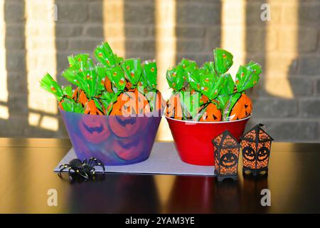 Zwei Schüsseln gefüllt mit abgepackten Süßigkeiten warten auf Trick oder Treatments am Halloween Abend. Stockfoto