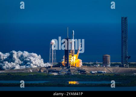 Merritt Island, USA. Oktober 2024. SpaceX startet am 14. Oktober 2024 den Europa Clipper der NASA auf einer Falcon Heavy Rakete vom Kennedy Space Center in Merritt Island, Florida. (Foto: Alex G Perez/AGPfot/SIPA USA) Credit: SIPA USA/Alamy Live News Stockfoto