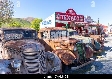 Oldtimer und Tankstelle in Burkes Pass Historic Village, Burkes Pass, State Highway 8, Canterbury, Neuseeland Stockfoto