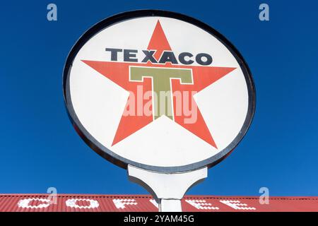 Vintage Texaco Petroleum Schild am Burkes Pass Historic Village, Burkes Pass, State Highway 8, Canterbury, Neuseeland Stockfoto