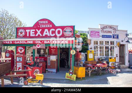 Tankstelle aus den 1950er Jahren, Burkes Pass Historic Village, Burkes Pass, State Highway 8, Canterbury, Neuseeland Stockfoto