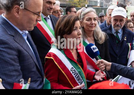 New York, USA. Oktober 2024. Gouverneur Kathy Hochul und die italienische Botschafterin in den USA Mariangela Zappia nehmen am 14. Oktober 2024 an der jährlichen Columbus Day Parade auf der 5th Avenue in Manhattan, New York, Teil 2024. Quelle: lev Radin/Alamy Live News Stockfoto