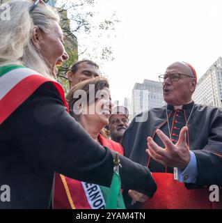 New York, USA. Oktober 2024. Die italienische Botschafterin in den USA Mariangela Zappia, Gouverneur Kathy Hochul und Kardinal Timothy Dolan nahmen 2024 am 14. Oktober 2024 an der jährlichen Columbus Day Parade auf der 5th Avenue in Manhattan Teil. Quelle: lev Radin/Alamy Live News Stockfoto